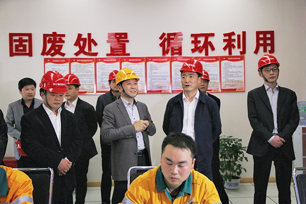 2016年3月，浙江省人大常委會(huì)副主任趙光君（右二，時(shí)任金華市委書記）來(lái)集團(tuán)調(diào)研水泥窯協(xié)同處置固廢項(xiàng)目，肯定集團(tuán)在“五水共治”、環(huán)境保護(hù)等方面作出的貢獻(xiàn)