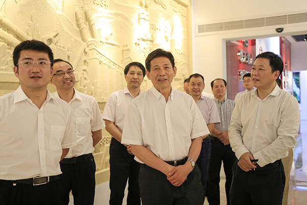 2017年9月，中國(guó)建筑材料聯(lián)合會(huì)會(huì)長(zhǎng)喬龍德（中）來(lái)集團(tuán)調(diào)研，充分肯定集團(tuán)在創(chuàng)新驅(qū)動(dòng)、綠色發(fā)展、“一帶一路”等方面取得的成績(jī)