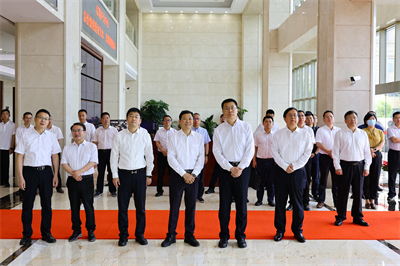 2023年5月，浙江省副省長(zhǎng)盧山（前排右二）來(lái)紅獅集團(tuán)調(diào)研境外投資、總部經(jīng)濟(jì)工作