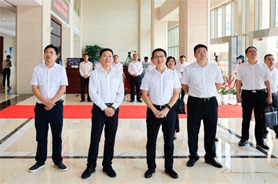 2022年8月，蘭溪市委書記戴翀(左三)來(lái)紅獅集團(tuán)調(diào)研